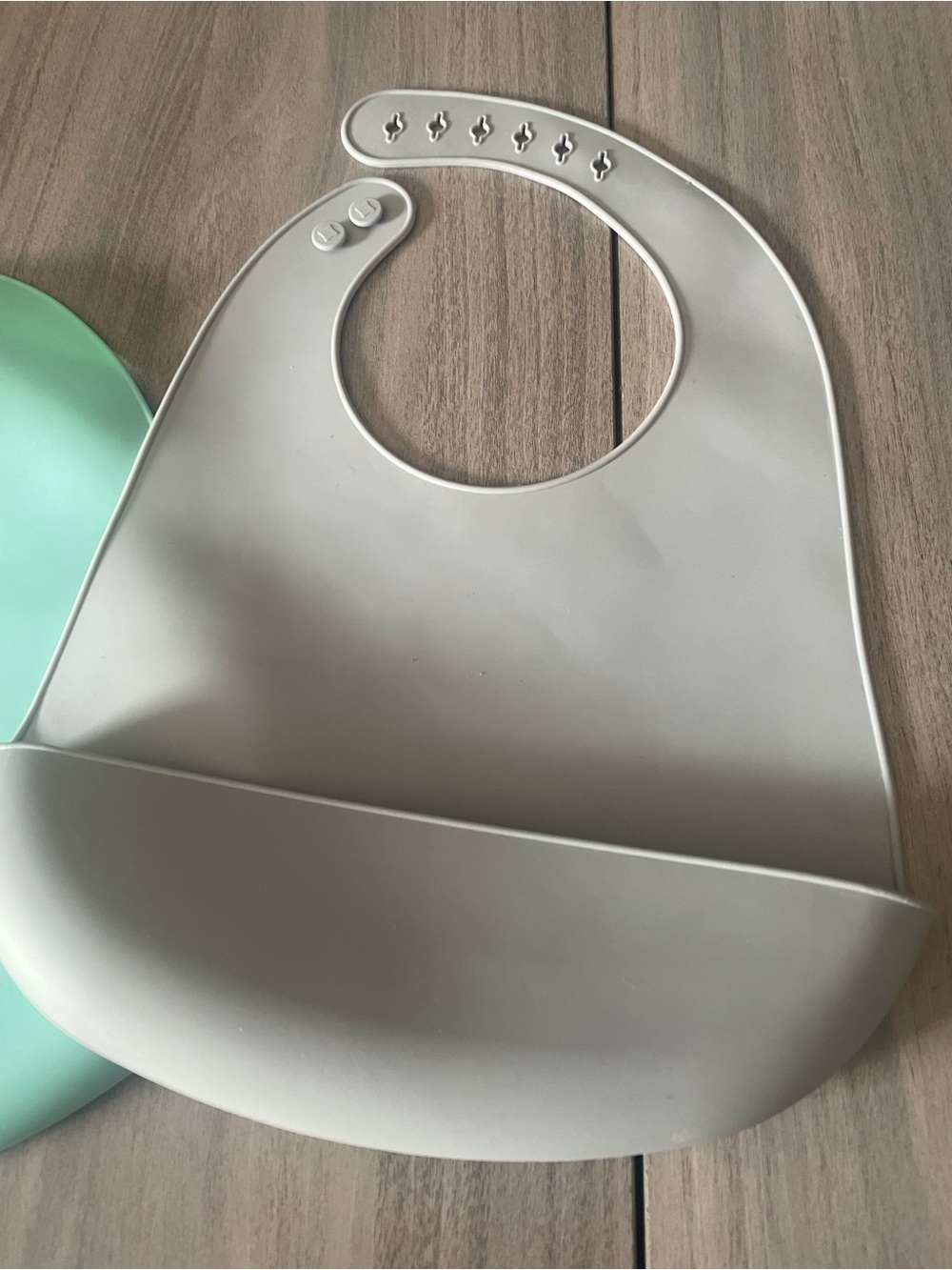 Set of 2 Silicone Baby Bibs with Food Catchers – Gray & Mint Green - Picture 2 of 3